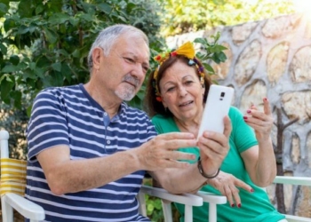 Los mayores de 50 (y no los jóvenes) son quienes más noticias falsas comparten