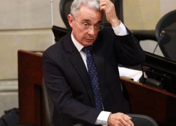 Ex presidente Alvaro Uribe ya guarda prisión en Colombia