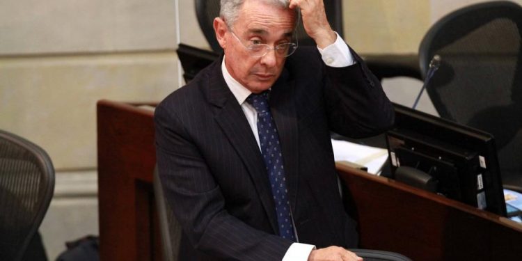 Ex presidente Alvaro Uribe ya guarda prisión en Colombia