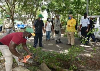 MOPC en jornada de limpieza en el Parque del Este