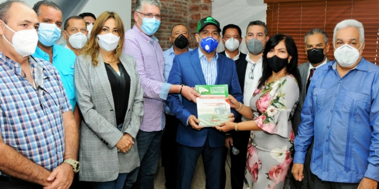 Ministro Agricultura recibe Plan Estratégico para sector agropecuario de CONFENAGRO