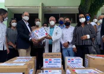 Embajada de Israel dona insumos contra el Covid-19 y Kit de Alimentos en Hato Mayor.