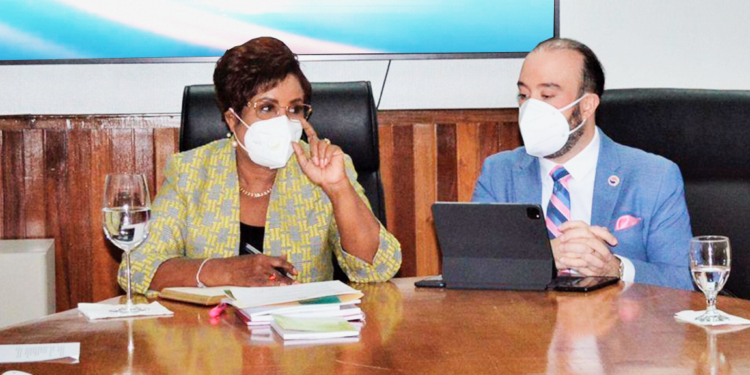 Josefa Castillo recibe apoyo sector asegurador