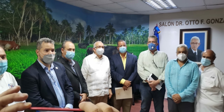 Funcionarios agropecuarios visitan CONFENAGRO