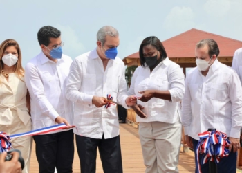 Presidente Abinader inaugura muelle turístico en Miches