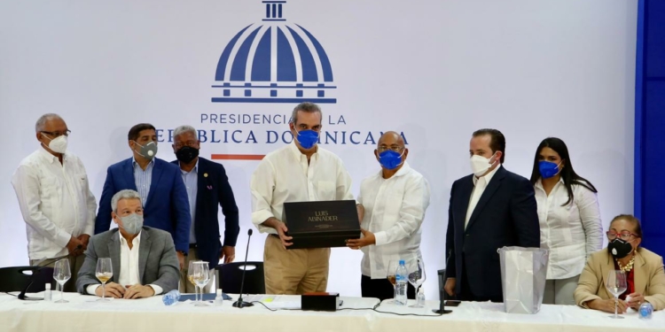 Abinader promete apoyo y explorar nuevos mercados exportar cigarros