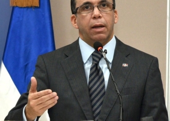 Andrés Navarro cuestiona Educación anulara concurso