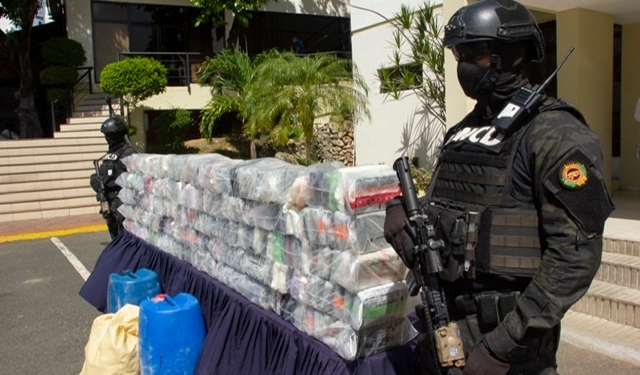 DNCD incauta 297 paquetes de drogas tras persecución en alta mar