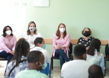 Prosoli anuncia plan de apoyo a la artesanía de Larimar en Barahona