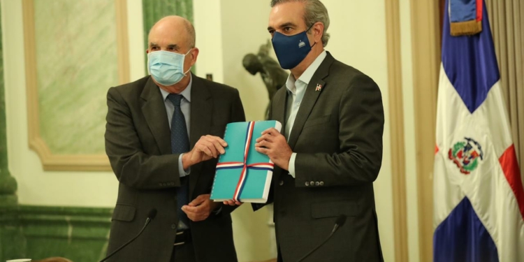 Gobierno entrega documentos históricos al Archivo General de la Nación