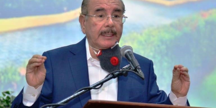 Danilo Medina llama a peledeístas a ver lo positivo de no retener el poder