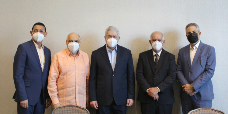 Wilfredo Lozano sostiene reunión con ejecutivos de medios