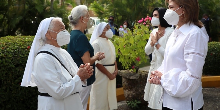 Raquel Peña hace donativo al Hospicio San Vicente de Paúl en Santiago
