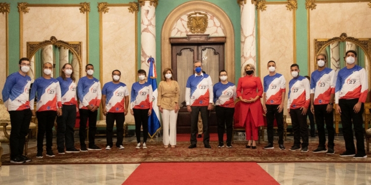 Abinader recibe estudiantes ganaron premio en la NASA