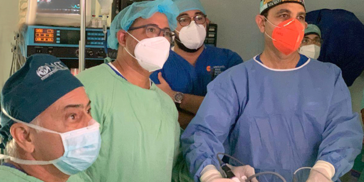 Urólogo realiza Prostatectomía Radical vía Laparoscopia por Cáncer de Próstata