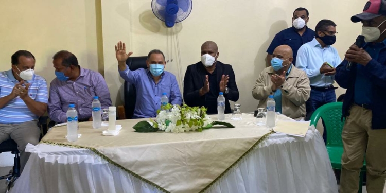 Alcalde de Arenoso y director de Sabana Grande renuncian al PLD y pasan a FP