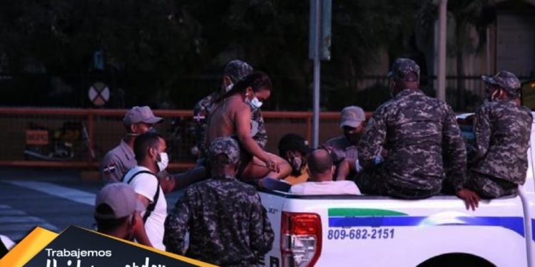 Policía apresa cientos de personas a pesar del nuevo horario restringido