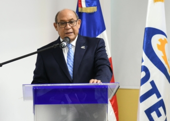 Tecnicos reciben certificaciones de técnicos en refrigeración