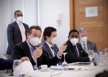 Ministro Ito Bisonó recibe importadores y distribuidores de combustibles