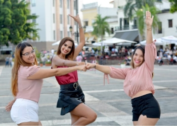 Tres chicas lanzan el programa Turismo y Más