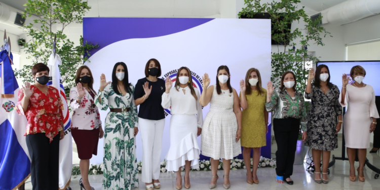 Wendy Santos de Díaz asume la dirección de la Asociación Esposas Oficiales de las FF. AA.