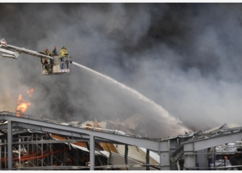 Presidente libanés sospecha de sabotaje en incendio de hoy en Beirut