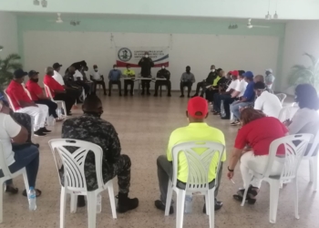 General Báez Aybar interactúa con líderes comunitarios en SDE