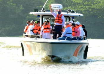 Presidente Luis Abinader realiza recorrido por los ríos Ozama e Isabela