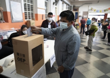 Tranquilidad y largas filas marcan media jornada electoral en Bolivia