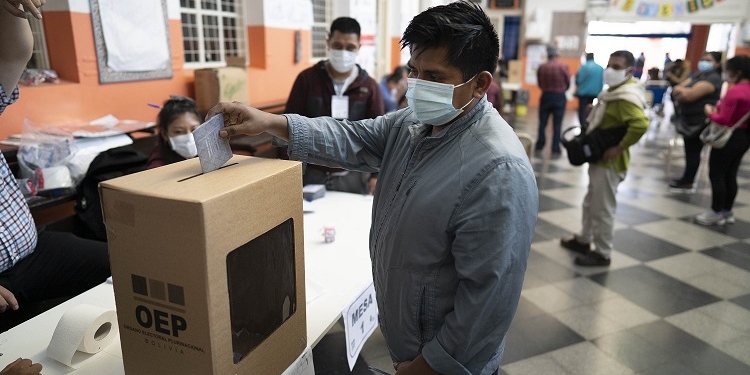 Tranquilidad y largas filas marcan media jornada electoral en Bolivia