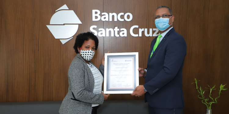 Banco Santa Cruz recibe certificado de seguridad y salud en el trabajo