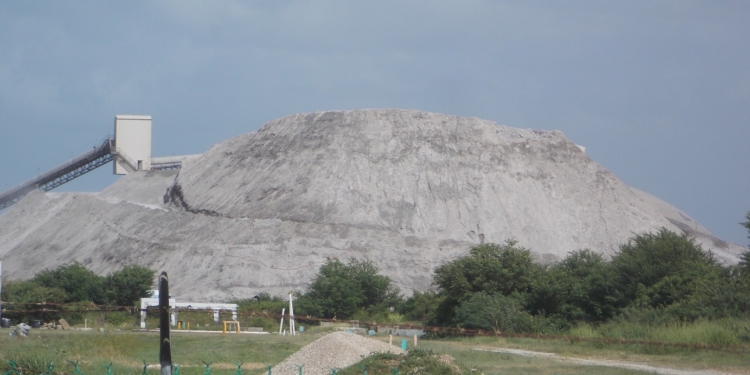 Expertos alertan: uso cenizas de carbón para construcción es un engaño