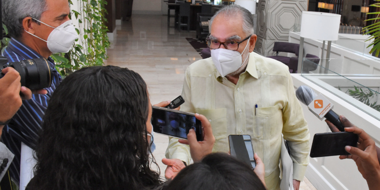 Ministro de Economía explica lógica del endeudamiento