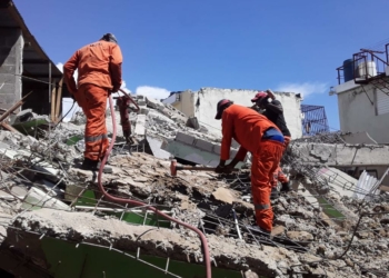 MOPC remueve escombros de vivienda colapsó en Los Mameyes