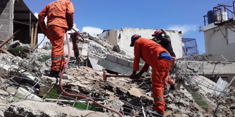 MOPC remueve escombros de vivienda colapsó en Los Mameyes