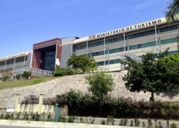 Escándalo en España salpica gestión anterior en el Mitur