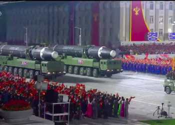 Corea del Norte exhibe misiles balísticos intercontinentales