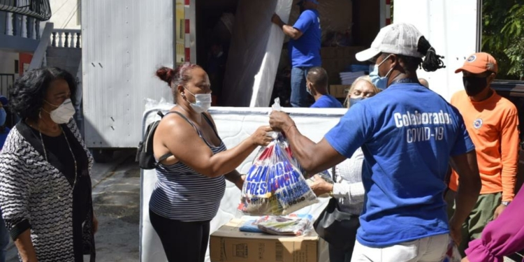 Plan Social asiste 12 familias afectadas por incendio en Santiago