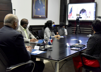 Ministro Educación y embajadora EEUU sostienen reunión