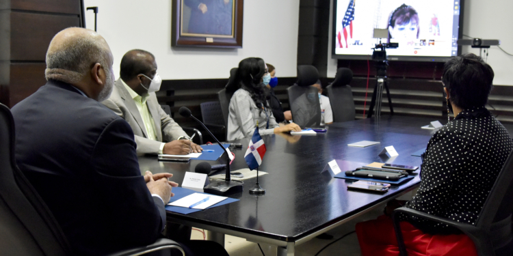 Ministro Educación y embajadora EEUU sostienen reunión