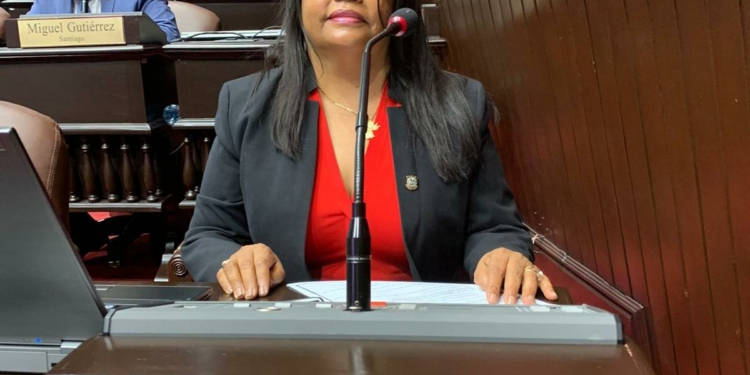 Diputada pide eliminar pago de US$10 a dominicanos