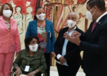 Feministas dialogan con diputados sobre aborto