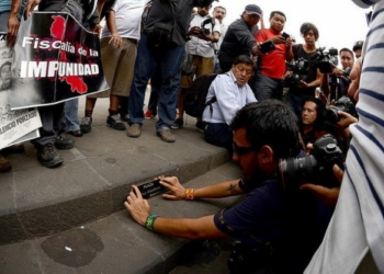 Los ataques en redes a mujeres periodistas se extienden cada vez más al mundo real