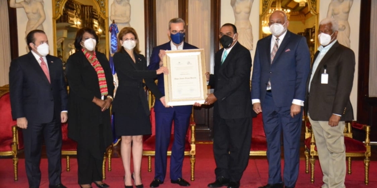 Presidente Abinader entrega premio al periodista Miguel Franjul