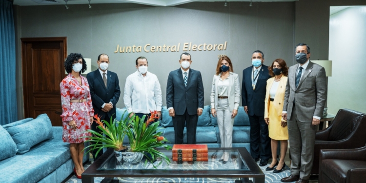 PRM visita la JCE y expresa su confianza en la institución