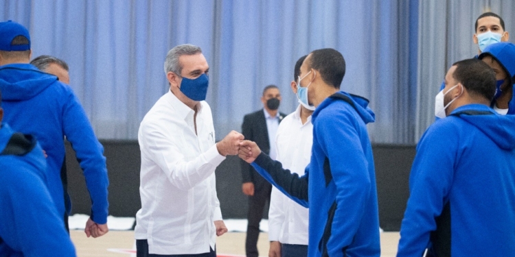 Presidente Abinader visita escenario de la "Burbuja" de Baloncesto en Punta Cana