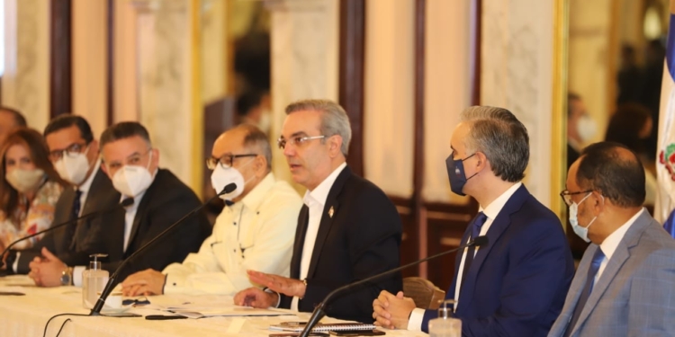 Gobierno destinará RD$2,300 millones en regalía navideña para empleados suspendidos