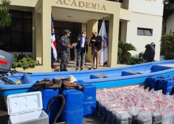 Dos colombianos arrestados con 362 paquetes de drogas en Peravia