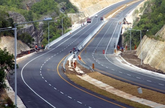MOPC presenta querella contra dos hombres robaron barandas en la autopista Del Coral