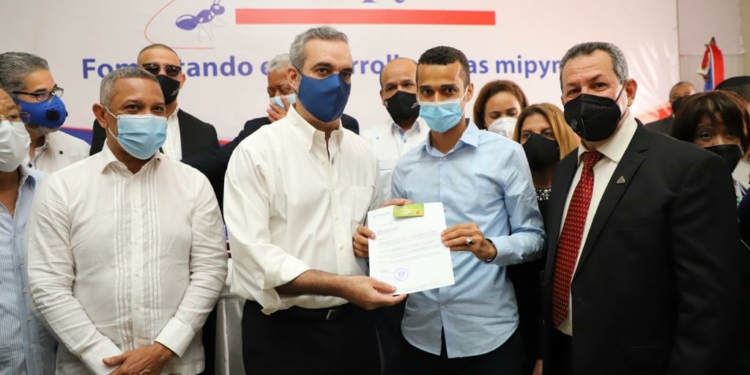 Abinader entrega RD$18 millones a pequeños y medianos empresarios de SFM